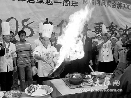 70秒!活鸡烹成美味泡椒鸡(图)