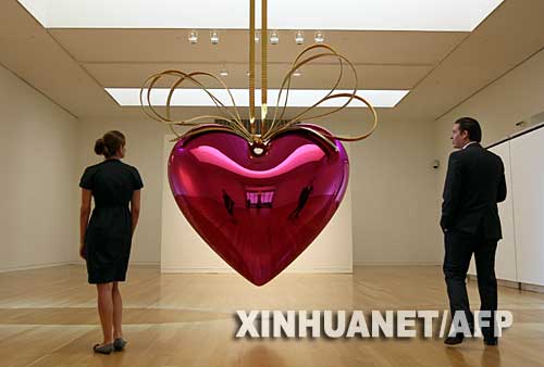10月2日,索思比拍卖行的工作人员在纽约观看美国艺术家杰夫·库恩斯的艺术作品“悬挂的心”。这颗约3米长,1590千克重的“心”花费了杰夫·库恩斯10年的时间才制作完成。11月14日,“悬挂的心”将在索思比拍卖行拍卖,预计将拍出1500万美元至2000万美元。 新华社/法新