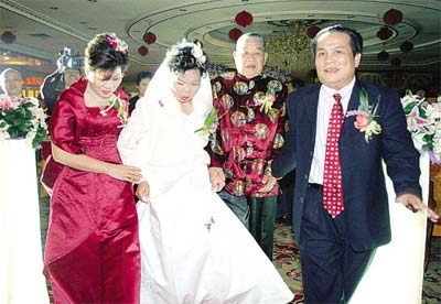 广西孝子帮83岁老父娶妻 父子同日摆婚宴(图)