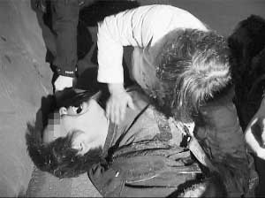 男子骑摩托车载出轨妻子数次欲撞车自杀(组图)