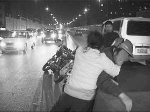 男子骑摩托车载出轨妻子数次欲撞车自杀(组图)