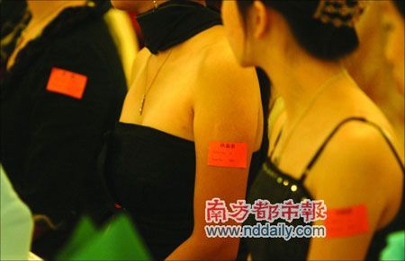 高校五星酒店办晚宴 学生花3万买衣服赴宴 高校五星酒店办晚宴 学生花3万买衣服赴宴