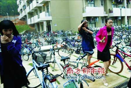 高校五星酒店办晚宴 学生花3万买衣服赴宴 高校五星酒店办晚宴 学生花3万买衣服赴宴
