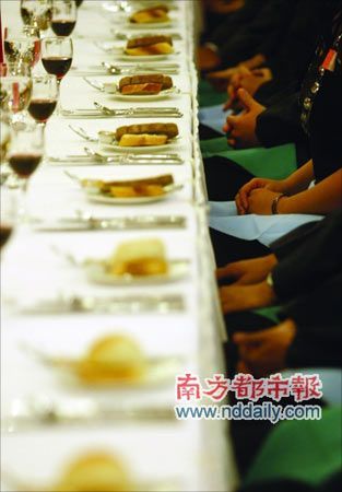高校五星酒店办晚宴 学生花3万买衣服赴宴 高校五星酒店办晚宴 学生花3万买衣服赴宴