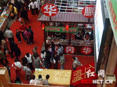 世界最大盐豆腐亮相 捐赠设想毁于观众抚摸(图)
