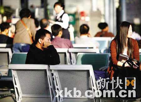 广州六千余名乘客因空中管制滞留机场(图)