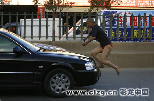 女子脱衣讨过路费 躺在警车晒太阳(组图)