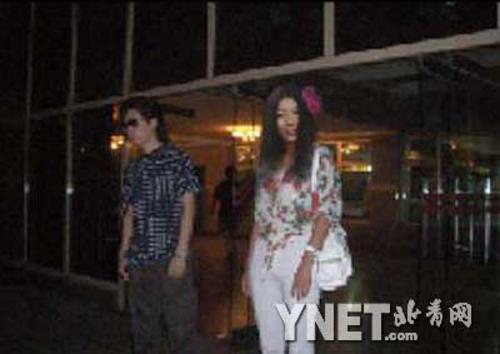 杨二密会帅男亲密就餐 拿出结婚登记表窃窃私语