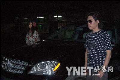 杨二密会帅男亲密就餐 拿出结婚登记表窃窃私语