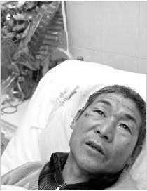 老汉长途车内斗3歹徒中7刀 一车人旁观(图)
