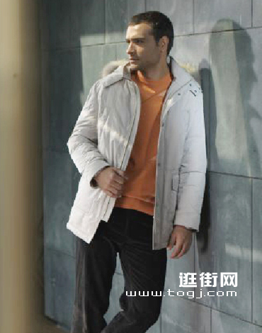 谁规定棉服定然要死气沉沉,谁规定男装就不能清新闪亮,谁规定明朗的配色不能诠释成熟冷静的理性思维?顺美服饰恰恰打破了这些跟不上时代潮流的繁文缛节,橘色、殷红、浅蓝,让男人重拾男孩的青春活力,同时不失优雅沉稳的绅士风度。