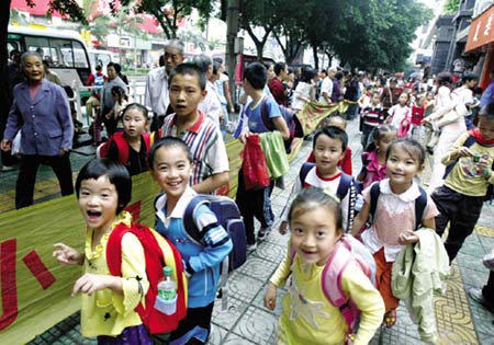 重庆将中小学上课时间推至9时 减少在校时间