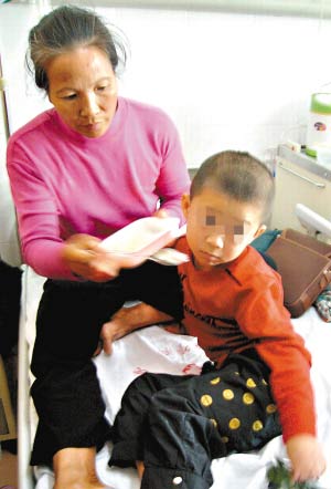 女老师持大钢勺敲幼儿头被开除(组图)