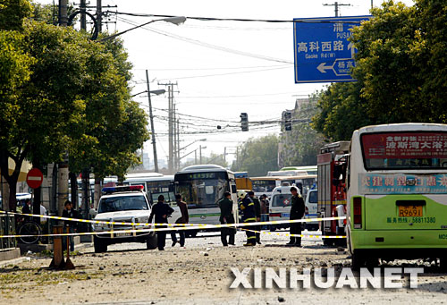 11月24日,发生爆炸的加油站附近马路已被封锁。
