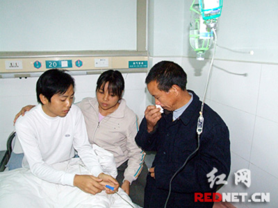 贫穷兄妹同患怪病 精神病哥哥打工筹钱(图)
