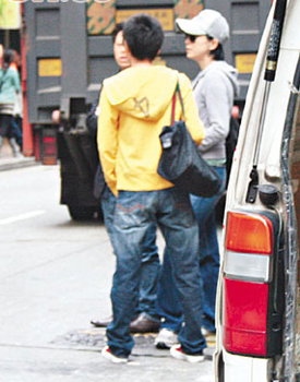 刘嘉玲素颜便服外出血拼 心情大靓有说有笑(图)