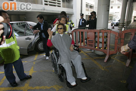 沈殿霞返港赴医院检查 坐轮椅面色蜡黄(组图)