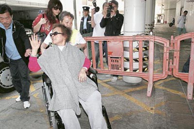 沈殿霞返港赴医院检查 坐轮椅面色蜡黄(组图)