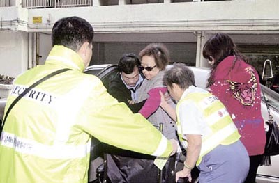 沈殿霞返港赴医院检查 坐轮椅面色蜡黄(组图)
