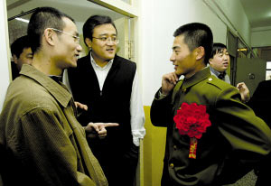 北大首位休学参军学生退伍回校(图)