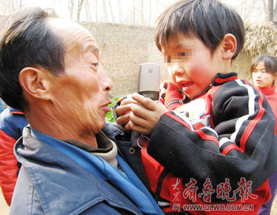 六岁女童被拐两年 街头行乞巧遇家人被救(图)