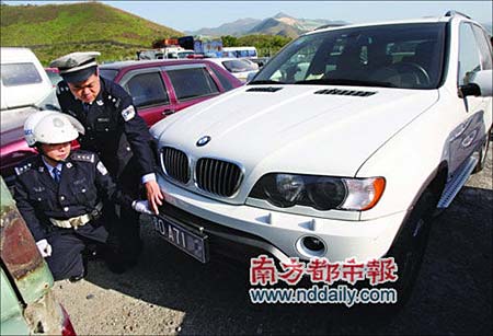 深圳查获“最牛套牌车” 套全国人大车牌(图)