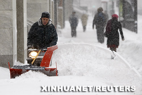 12月3日,在加拿大的蒙特利尔市,一名工人正在清理积雪。
