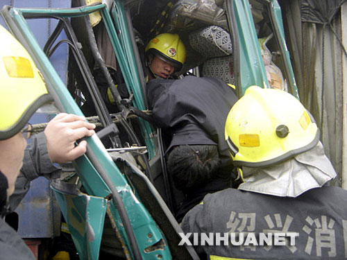 浙江杭金衢高速路33车连环相撞 1000余辆车受阻
