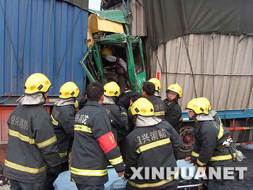 浙江杭金衢高速路33车连环相撞 1000余辆车受阻