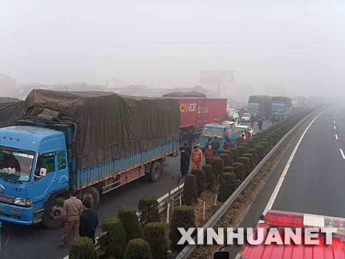 浙江杭金衢高速路33车连环相撞 1000余辆车受阻