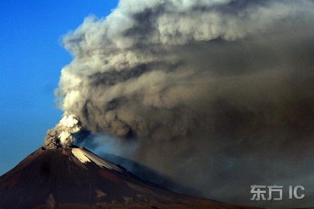 墨西哥波波卡特佩特火山喷发。