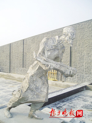 南京大屠杀纪念馆竖立雕塑群(图)
