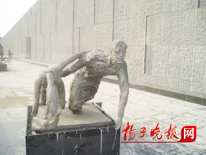 南京大屠杀纪念馆竖立雕塑群(组图)