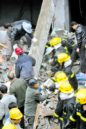重庆货车撞塌三层民房致3死3伤(组图)