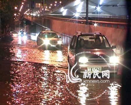 上海市区地下水管破裂马路被淹(组图)
