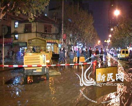 上海市区地下水管破裂马路被淹(组图)