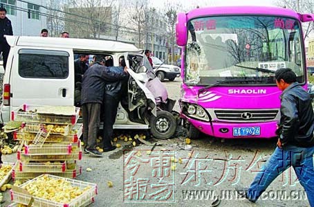 满载一车鸡娃的面包车发生车祸 5000小鸡娃街头撒欢