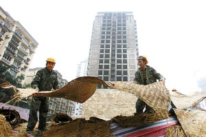 重庆爆破拆除77.7米高楼(组图)