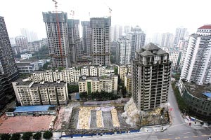 重庆爆破拆除77.7米高楼(组图)