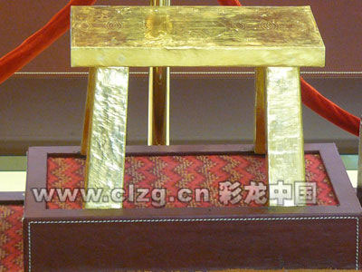 价值上千万的金板凳 记者张悦 摄