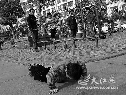 五龄童连做百个俯卧撑(图)