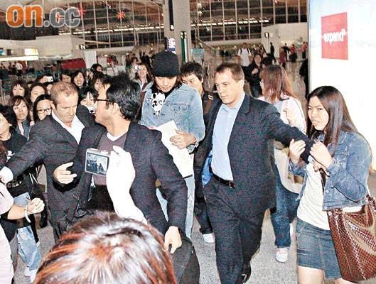 Rain现身机场百名粉丝开路 受感动挥手致意(图)