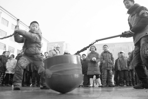 冰城百余小学生抽大冰尜小学生贫困户图片