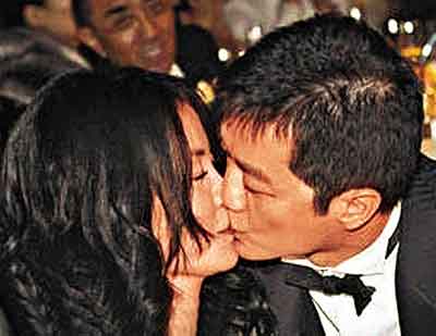 李亚鹏、王菲在“嫣然晚宴”上深情一吻(图)