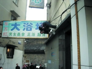 窃贼被逼进死胡同 为逃脱追捕飞檐走壁(图)