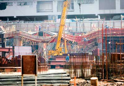 深圳一在建楼层坍塌 20余工人随混凝土坠落(图)
