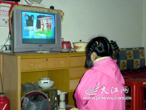 患呆小症19岁少女形似6岁 面临子宫被切危险