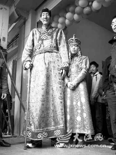 “世界第一高人”携妻现身 享明星待遇(图)