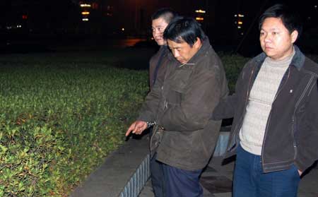 男子在广场引爆自制定时炸弹报复社会(组图)