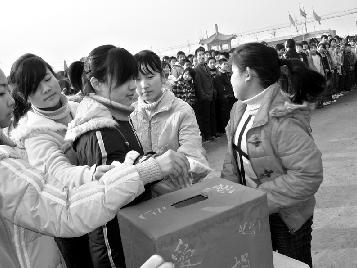 河南两少年火海救母被严重烧伤 行为感动西安
